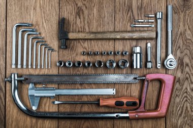 Eski ahşap bir masada alet çantası