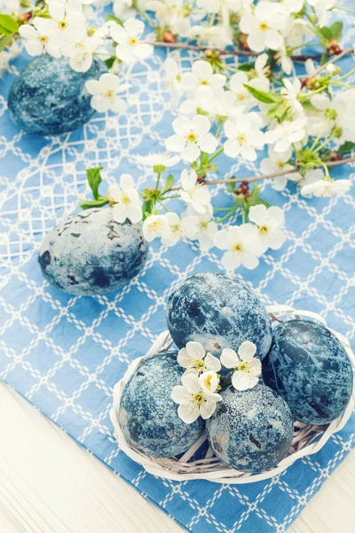 Paaseieren in een witte emmer op de blauwe doek — Stockfoto