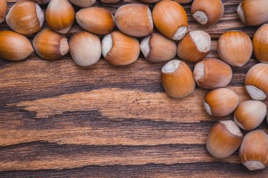 ahşap bir masa üzerine fındık