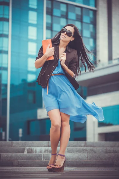 Mooie vrouw loopt in de stad — Stockfoto