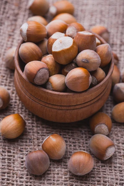 Nocciola su un tavolo di legno — Foto Stock