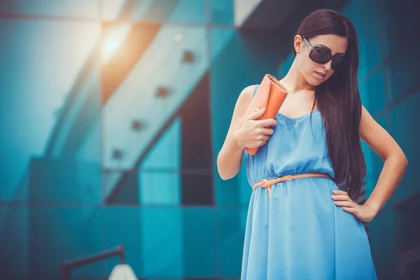 Portret van mooie vrouw in de stad — Stockfoto