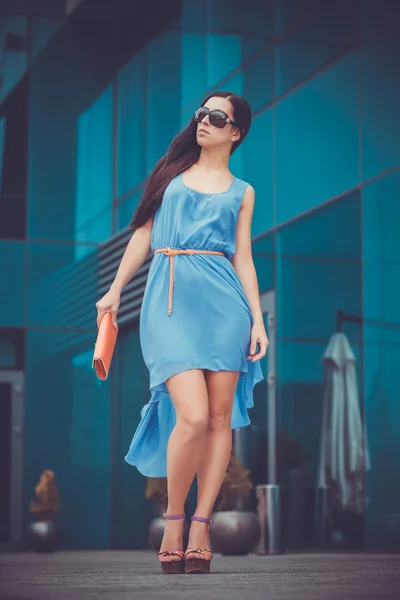 Mooie vrouw loopt in de stad — Stockfoto