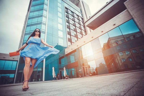 Mulher sexy está andando na cidade moderna — Fotografia de Stock