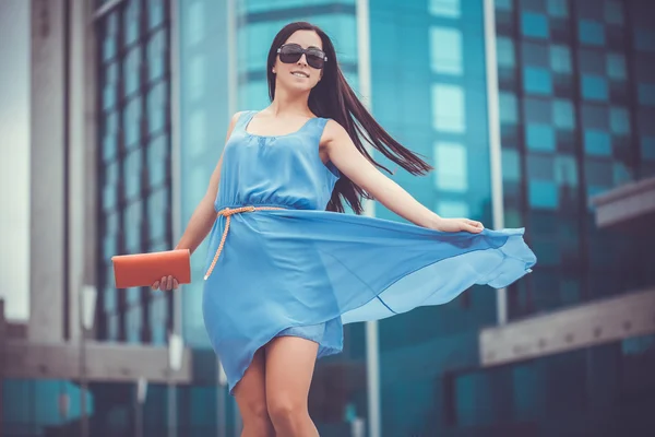 Mooie vrouw loopt in de stad — Stockfoto