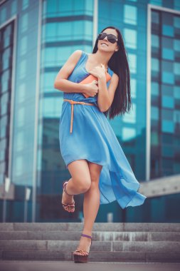 ahşap bir masa üzerine fındık