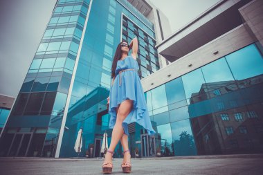 güzel kadın şehirde yürüyüş