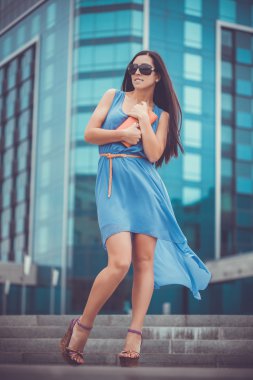 ahşap bir masa üzerine fındık