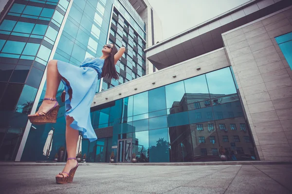 Sexy vrouw in de stad — Stockfoto