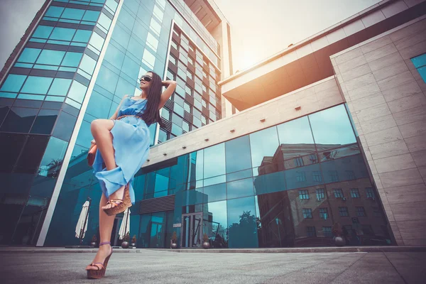 Sexy vrouw loopt in de moderne stad — Stockfoto
