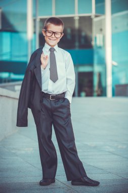 modern arka plan mavi üzerinde çocuk işadamı