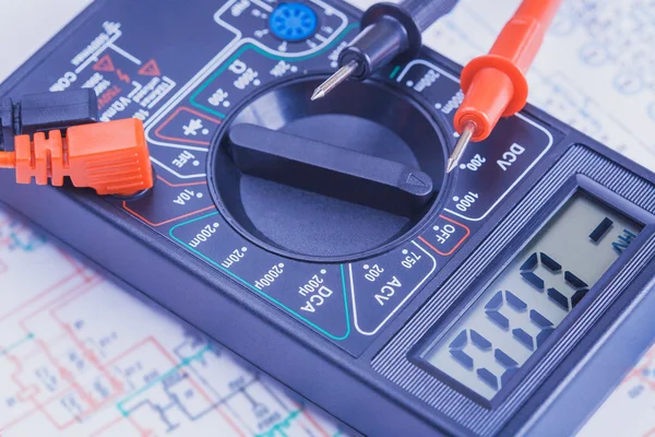 Multimeter auf dem weißen Laptop. Nahaufnahme — Stockfoto