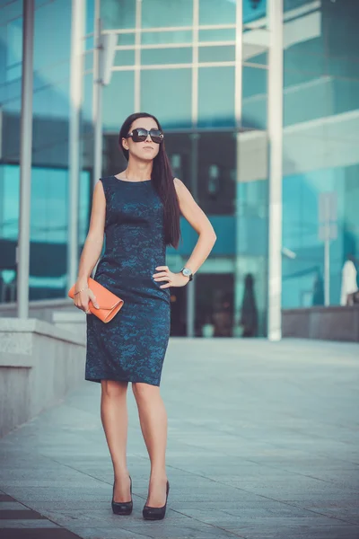 Mulher bonita está andando na cidade — Fotografia de Stock