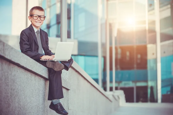 Menino feliz homem de negócios com laptop — Fotografia de Stock