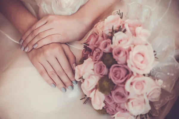 Mooi boeket in de handen van de bruiden — Stockfoto