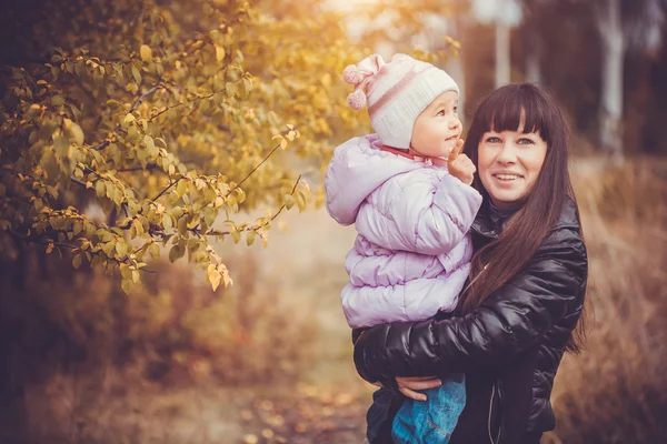 Moeder en haar baby have fun in de herfst park — Stockfoto