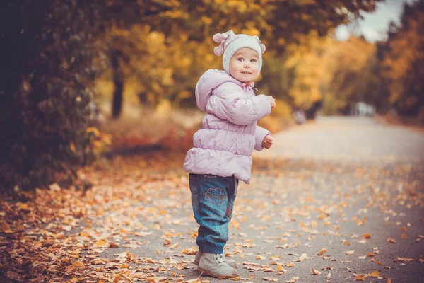 Glückliches verspieltes Baby im Herbstpark — Stockfoto