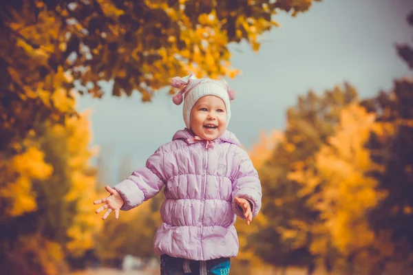 Glückliches verspieltes Baby im Herbstpark — Stockfoto