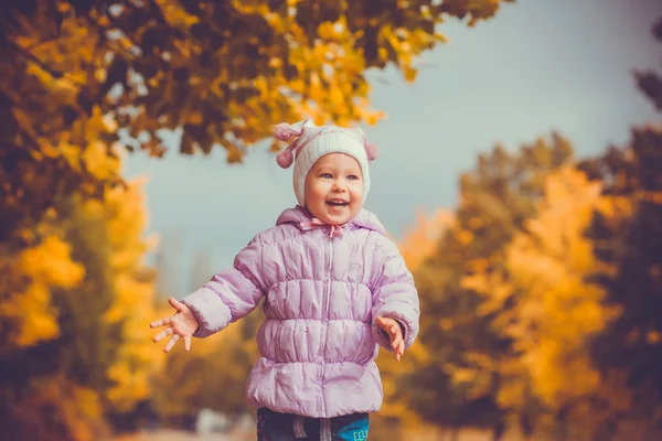 Glada lekfulla baby i höst park — Stockfoto