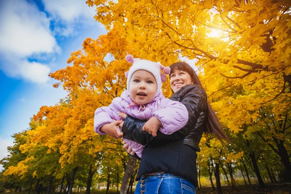 Mère et son bébé s'amusent dans le parc d'automne — Photo