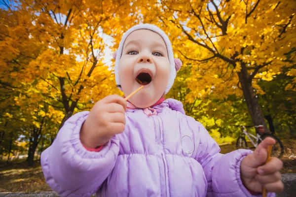 Bebê brincalhão feliz no parque de outono — Fotografia de Stock