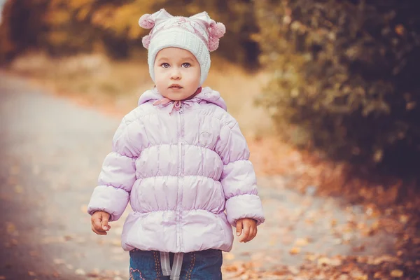 Glückliches verspieltes Baby im Herbstpark — Stockfoto