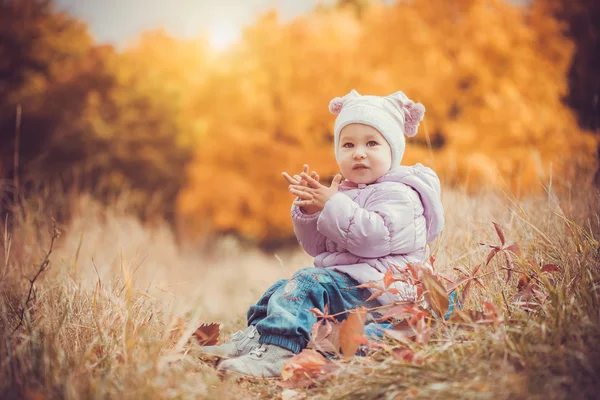 Glada lekfulla baby i höst park — Stockfoto