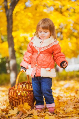 sonbahar Park mutlu oynak bebek
