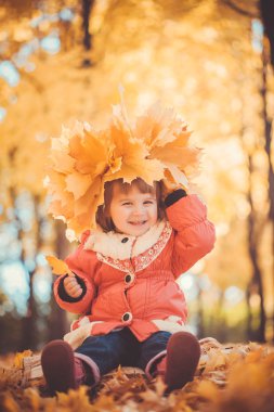 çelenk sonbahar parkta bebekle