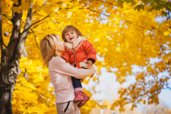 Madre y su bebé se divierten en el parque de otoño — Foto de Stock