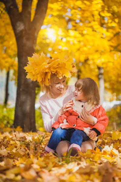 Matki i dziecka, zabawy w parku jesień — Zdjęcie stockowe