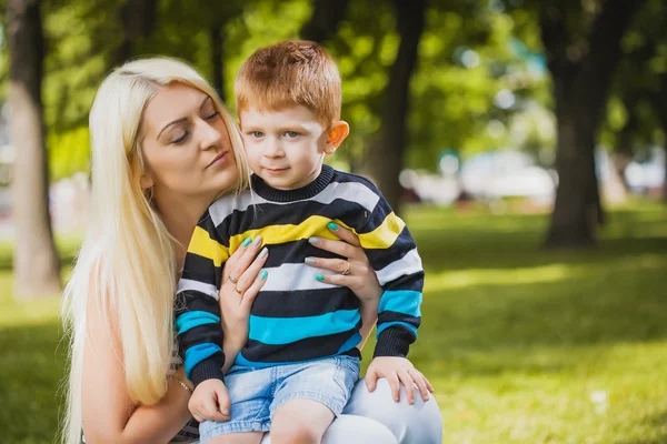 Mamma med son i parken — Stockfoto