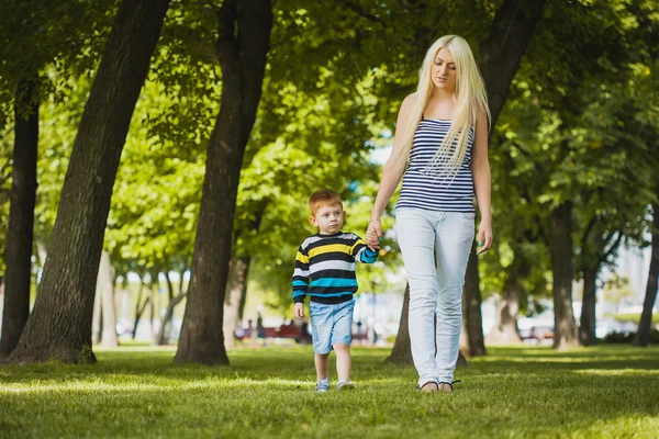 Mãe com filho no parque — Fotografia de Stock