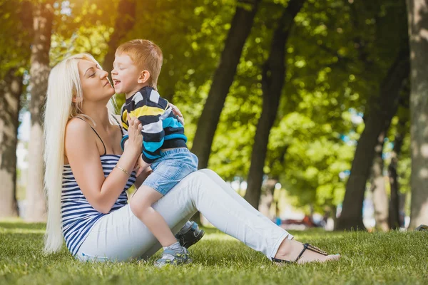 Moeder met zoon in het park — Stockfoto