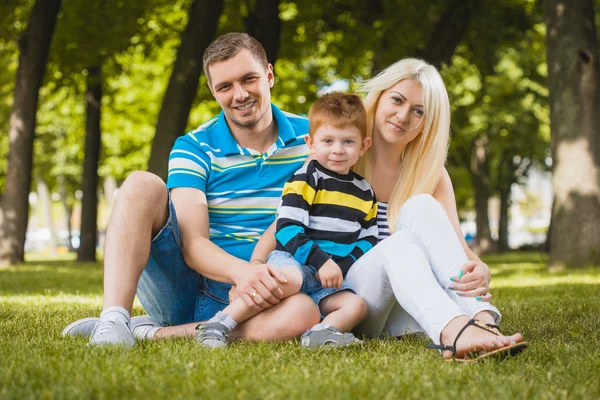 Lycklig familj i parken sommaren — Stockfoto