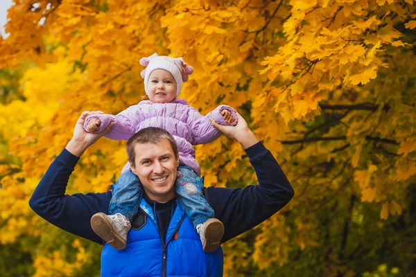 Happy father with a toddler in the autumn park — Stock Photo, Image