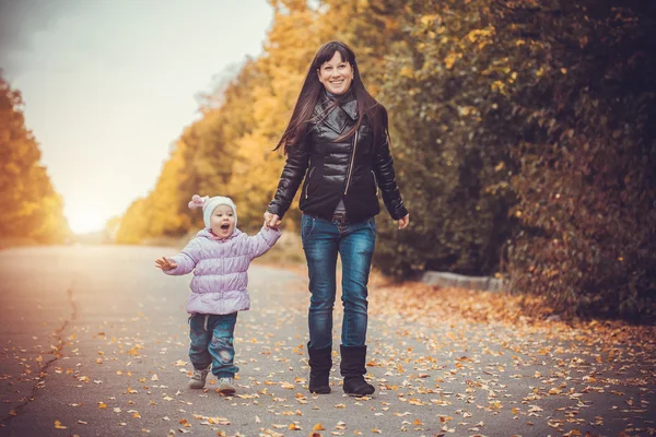 Mãe e seu bebê se divertir no parque de outono — Fotografia de Stock