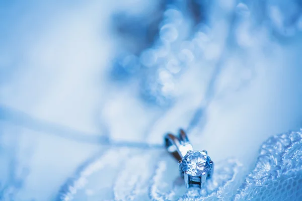 Casamento adorno bonito no vestido branco — Fotografia de Stock