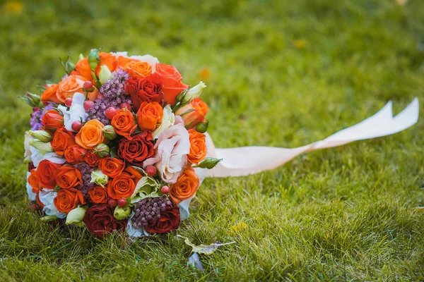 Wedding bouquet of pink and white roses on a grass — Stock Photo, Image
