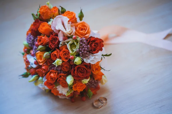 Buquê de casamento de flores para noiva no fundo branco — Fotografia de Stock