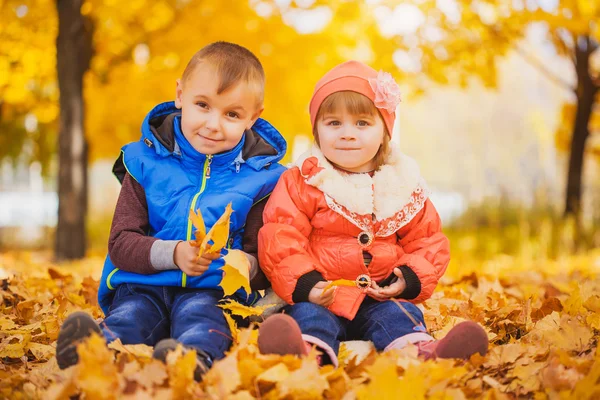 Fröhliche spielerische Kinder im Herbstpark — Stockfoto