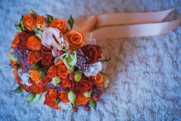 Buquê de casamento de flores para noiva no fundo branco — Fotografia de Stock