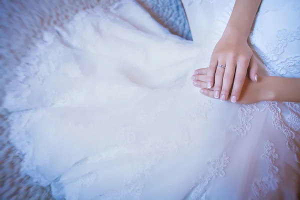 Mãos noivas, anel de casamento — Fotografia de Stock
