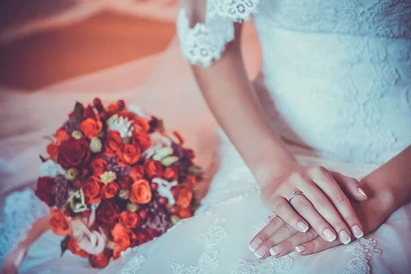 Hermoso ramo con las manos de las novias — Foto de Stock