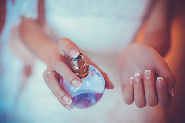Жінка наносить парфуми на зап'ясті — стокове фото