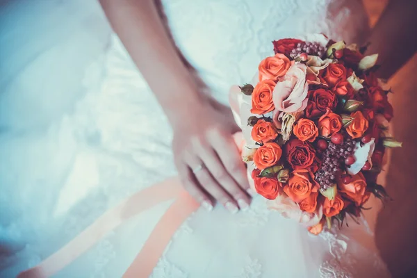 Krásná kytice v ruce nevěsty — Stock fotografie
