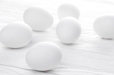 Beyaz üzerine fazla beyaz yumurta