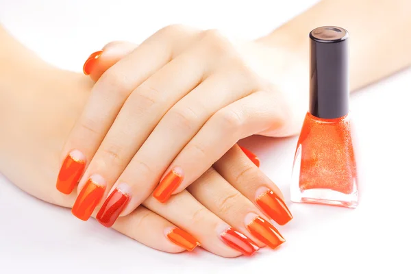 Manicure. rode nagellak toe te passen. geïsoleerd — Stockfoto