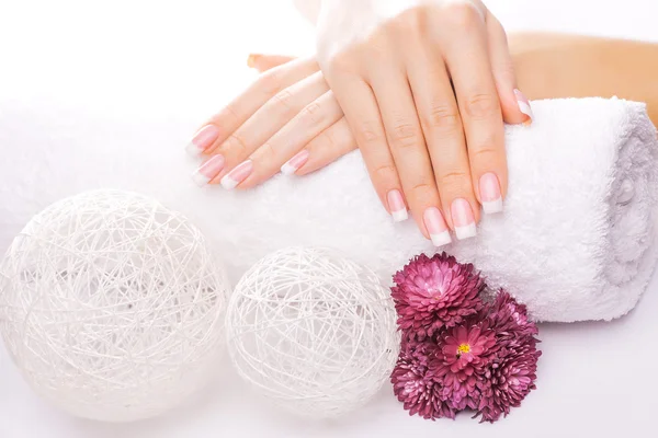 Manicure francese con crisantemo colorato — Foto Stock