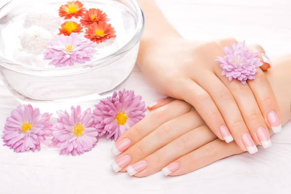 Mooie Franse manicure op witte houten tafel — Stockfoto